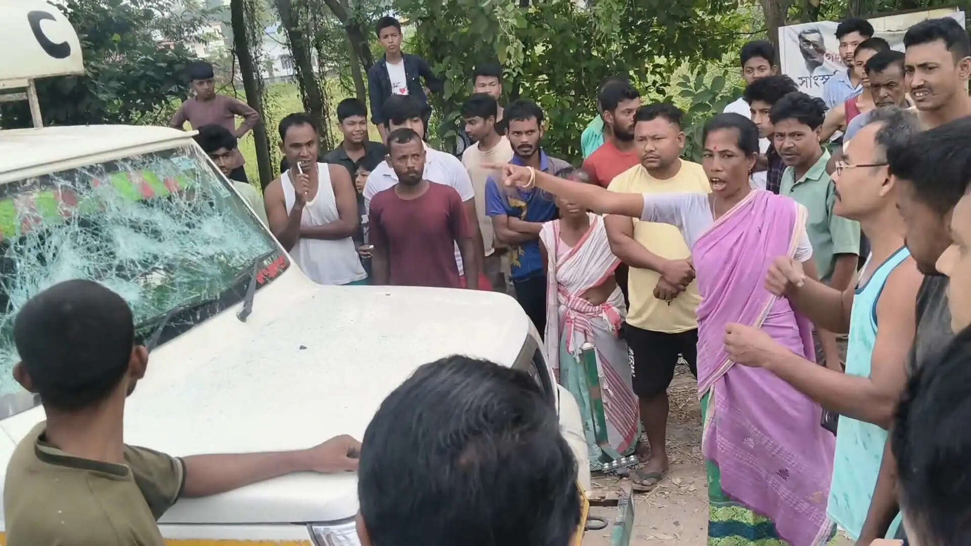 अवैध रूप से 20 मवेशी ले जा रहे दो वाहन वाहन जब्त