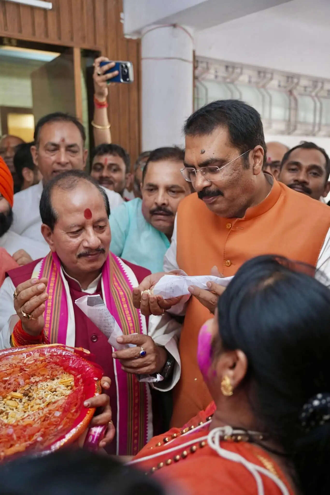 पश्चिम बंगाल, असम और पुडुचेरी विधानसभा जीत पर बंटी मिठाई और झालमुड़ी