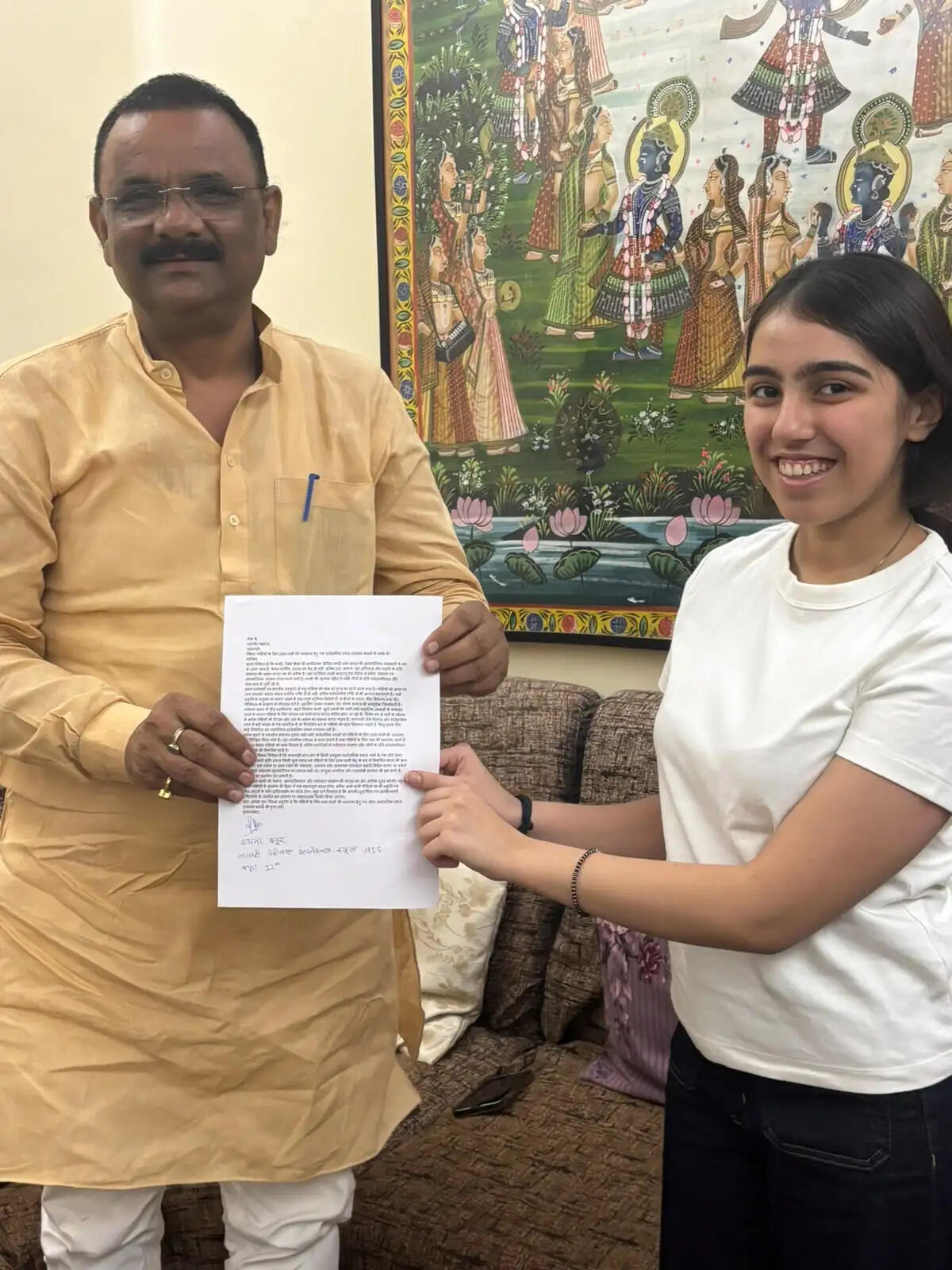 काशी में पक्षियों के लिए दाना-पानी केंद्र बनाने की पहल, लेखिका रैना कपूर ने महापौर अशोक तिवारी को सौंपा प्रस्ताव