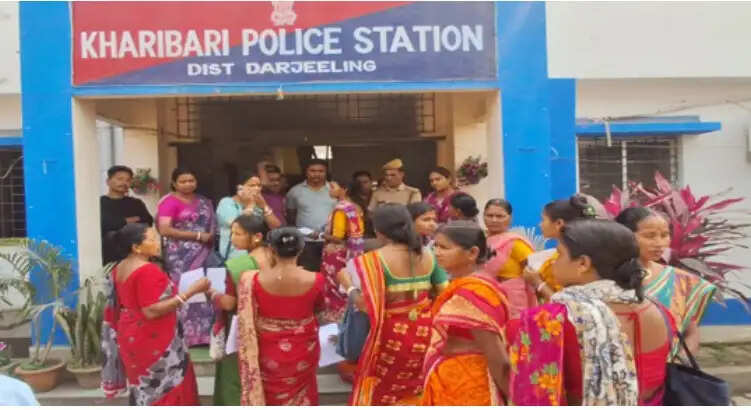 ट्रैक्टर की टक्कर से घायल मजदूर, थाने के सामने परिजनों ने किया प्रदर्शन