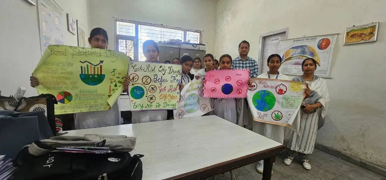 पोस्टर के माध्यम से नशे से दूर रहने एवं स्वस्थ जीवन शैली अपनाने का दिया संदेश