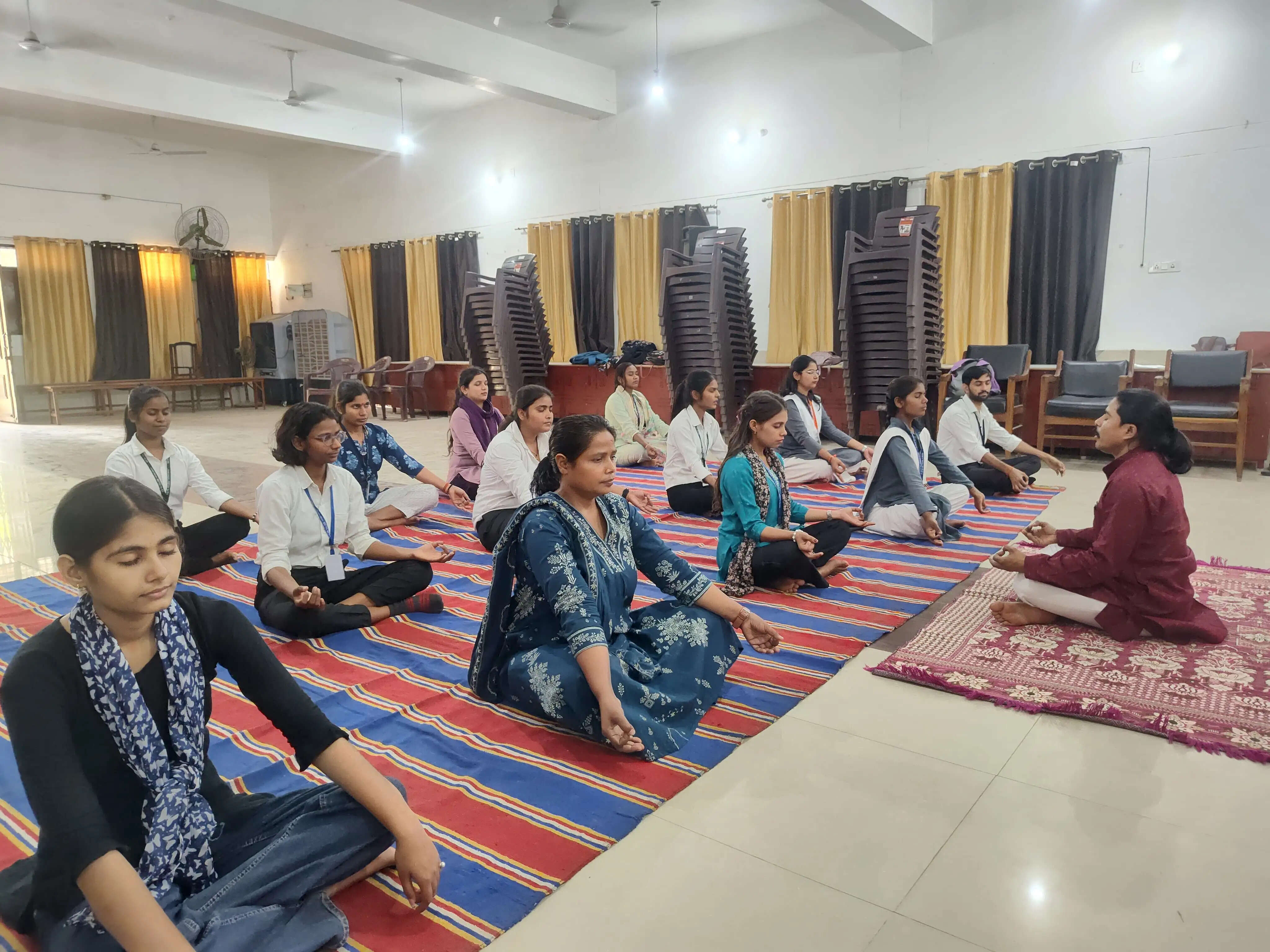 योग से जागी शक्ति, आत्मविश्वास से चमकी छात्राओं ने सीखा स्वस्थ और सशक्त जीवन का मंत्र