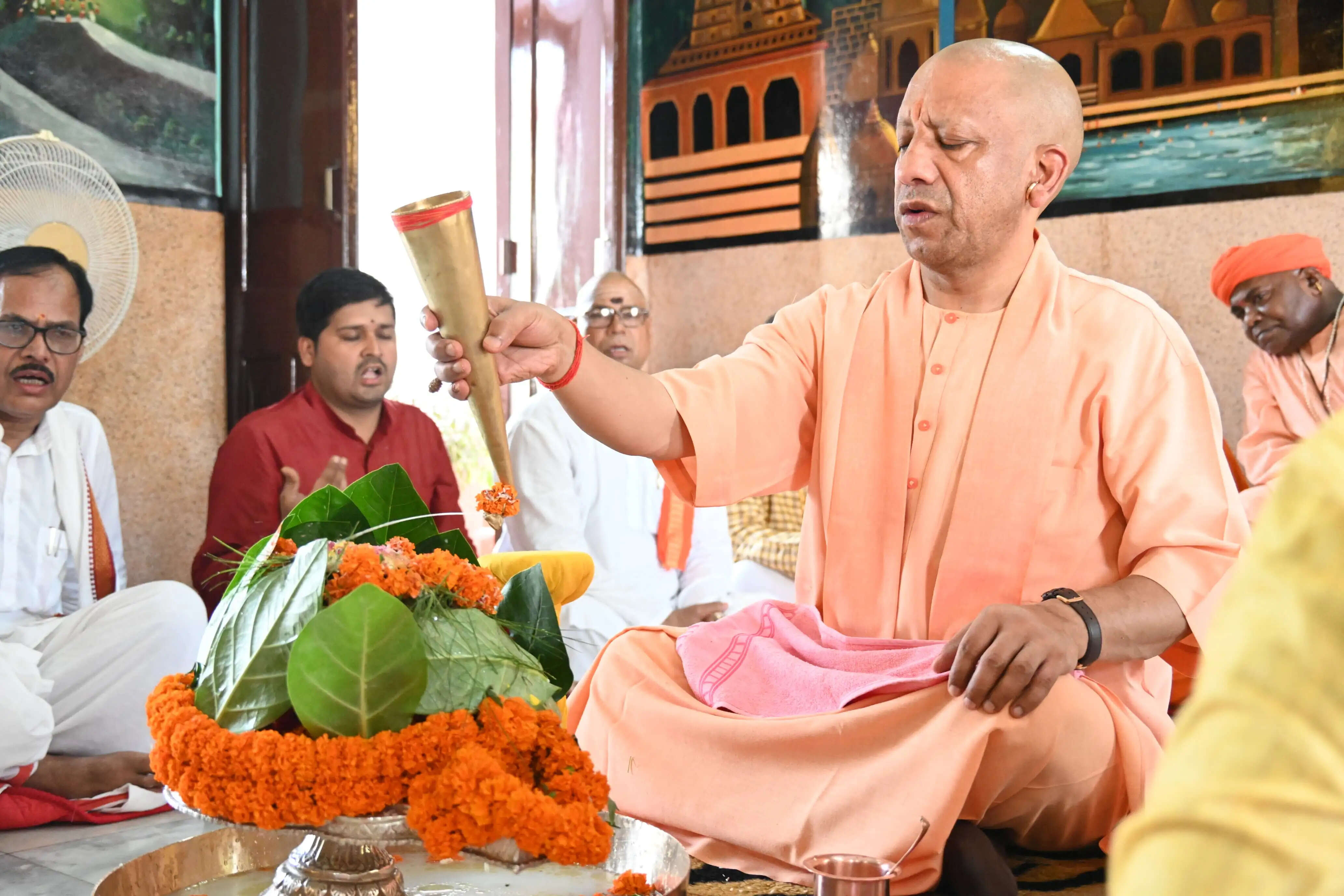 मुख्यमंत्री योगी आदित्यनाथ ने गोरखपुर में किया रुद्राभिषेक