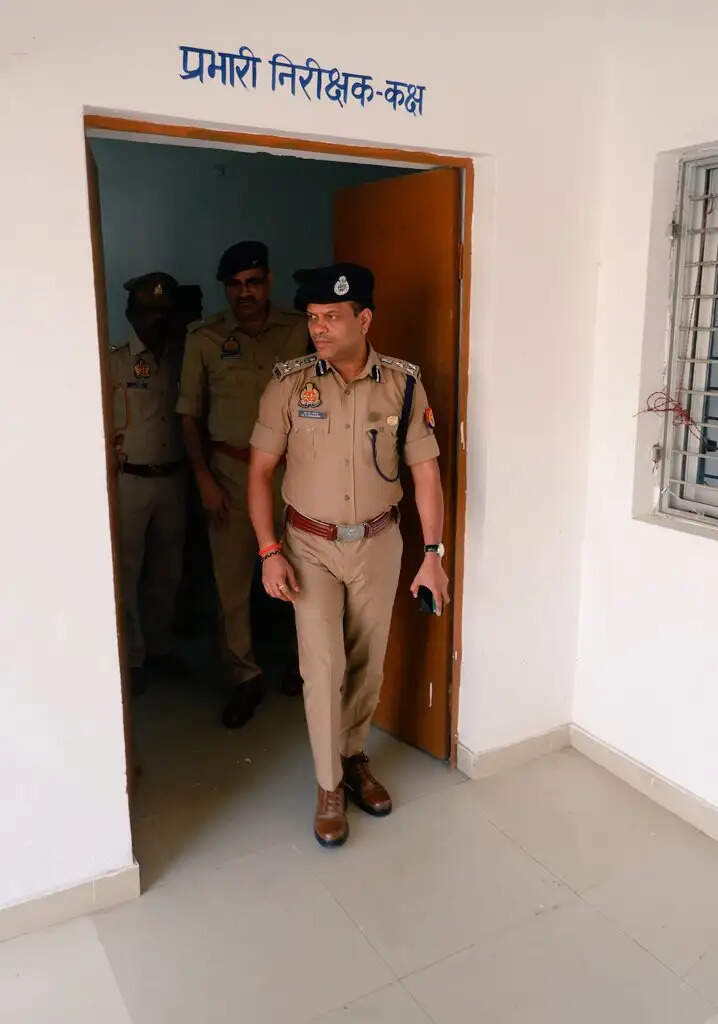 डीआईजी ने मदनपुर थाना का किया आकस्मिक निरीक्षण