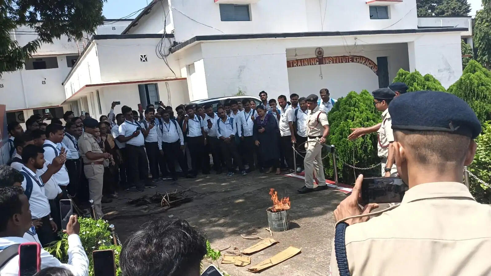 खड़गपुर मंडल में रेलकर्मियों को अग्निशमन और अग्नि सुरक्षा प्रशिक्षण