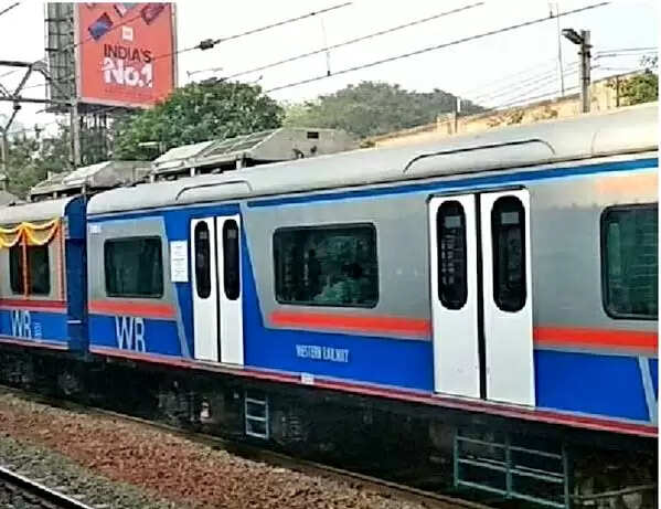 बामनगाछी स्टेशन पर एसी लोकल के न रुकने से यात्रियों में आक्रोश