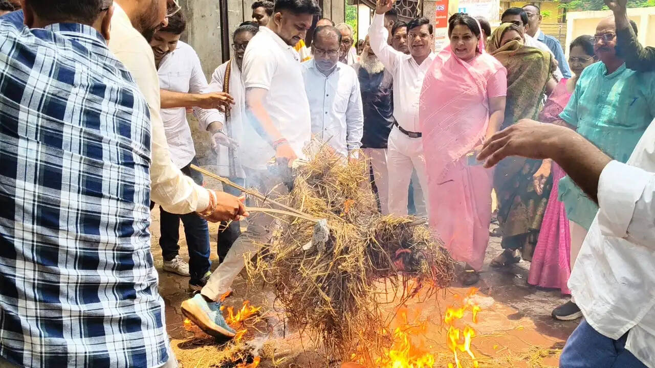 प्रदेश कांग्रेस के पूर्व कोषाध्यक्ष रामगोपाल अग्रवाल की गिरफ्तारी के विरोध में कांग्रेस का प्रदर्शन