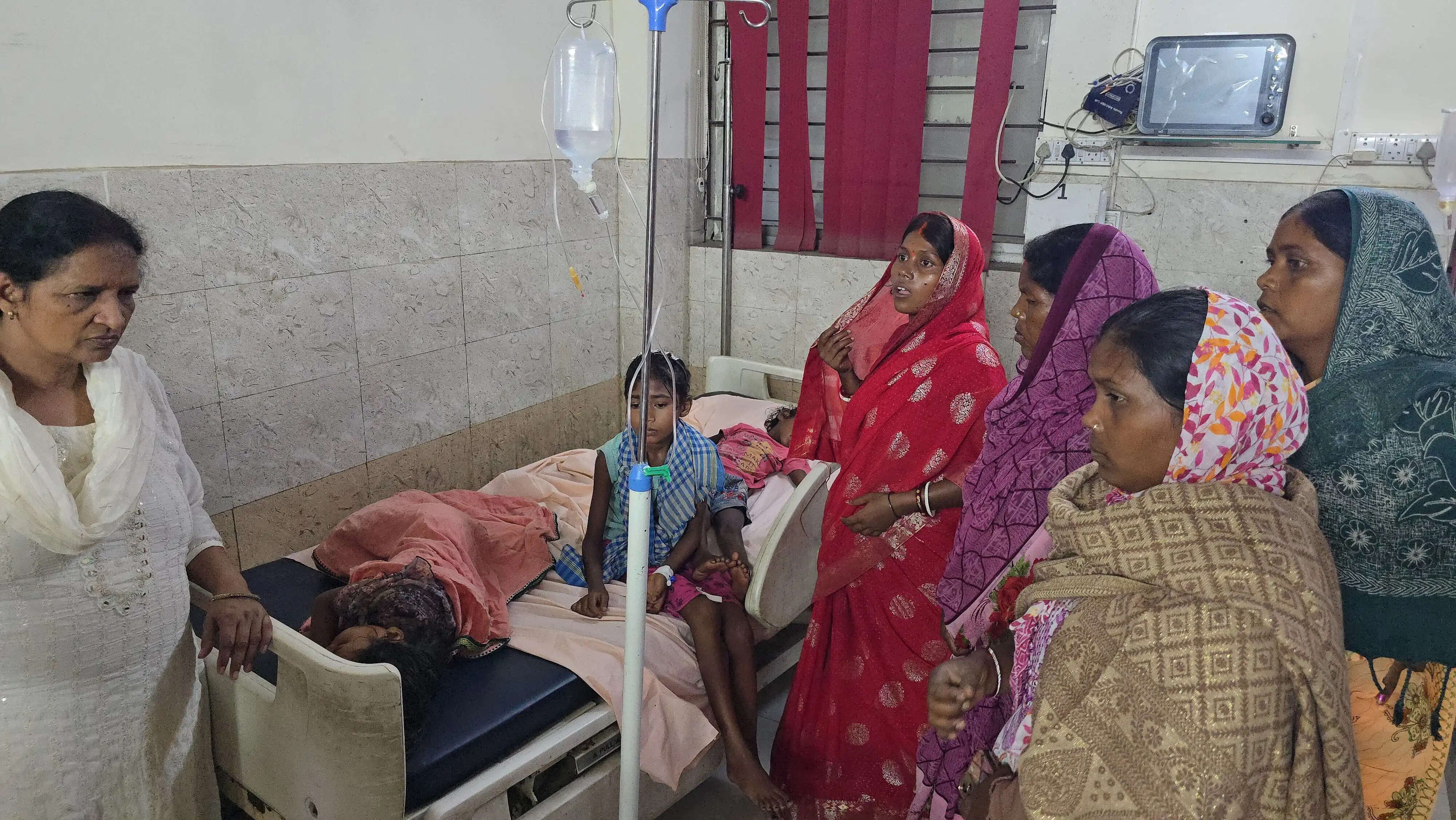 जंगली फल खाने से एक ही परिवार के नाै बच्चों की तबीयत बिगड़ी