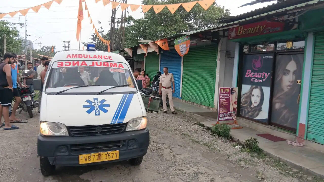 जलजमाव के बीच घर से व्यक्ति का शव बरामद