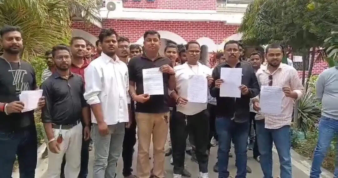 कर्मचारियों ने वेतन भुगतान को लेकर नगर आयुक्त को दिया आवेदन