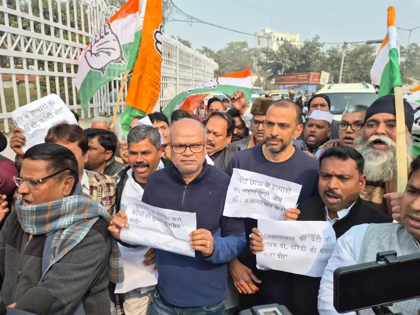 नीट छात्रा की संदिग्ध मौत के विरोध में कांग्रेस का प्रदर्शन, महिलाओं की सुरक्षा को लेकर राज्य सरकार पर लगाए गंभीर आरोप