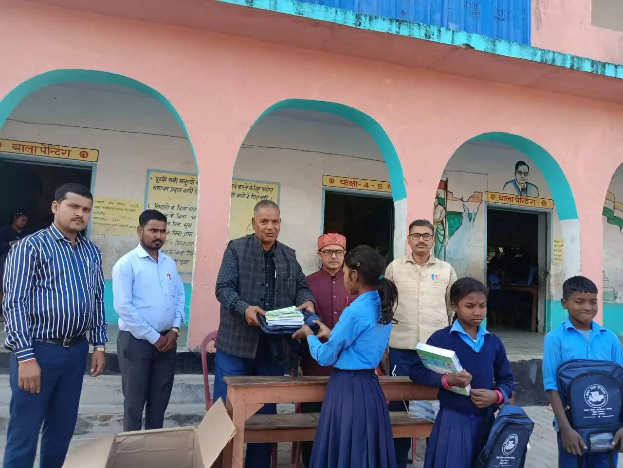 आदिवासी टोला मधुरा में एफएलएन किट का किया गया वितरण