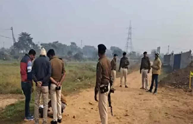 बिहार के पटना में पुलिस ने मुठभेड़ में अपराधी राकेश कुमार के पैर में मारी गोली