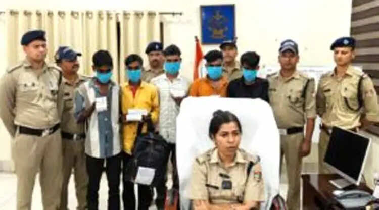 ‘मामा टीटी हैं’ कहकर मजदूरों से ठगी, पांच शातिर गिरफ्तार
