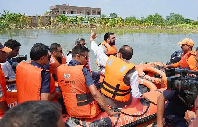 (अपडेट) शिवराज सिंह चौहान और सम्राट चौधरी ने बाढ़ प्रभावित इलाकों का किया हवाई सर्वेक्षण और ज़मीनी निरीक्षण