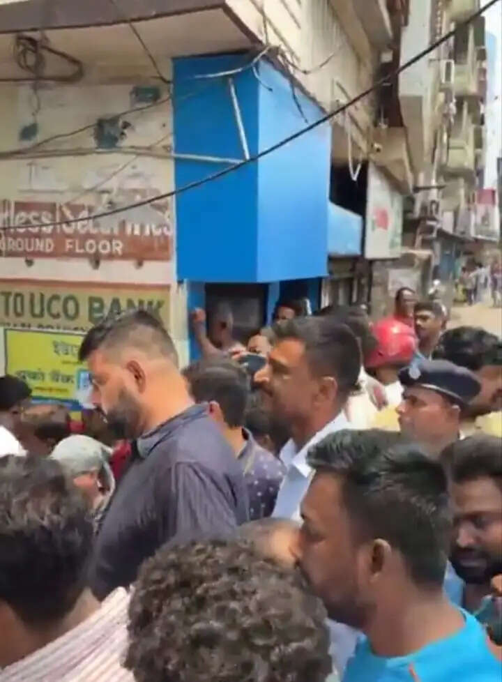 पूर्व विधायक अदिति मुंशी के कार्यालय से राहत सामग्री बरामद होने के आरोप