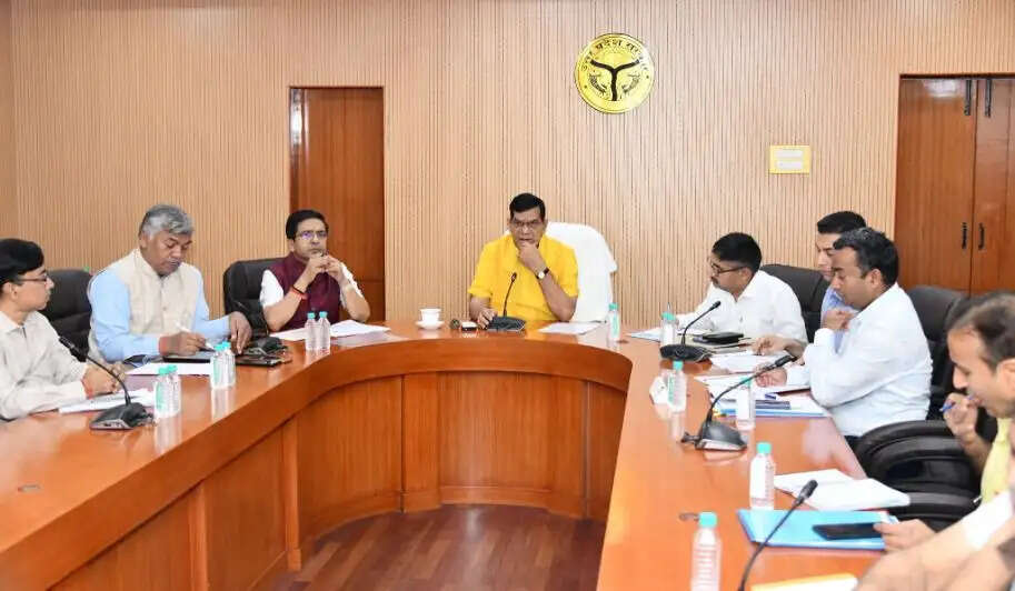 ऊर्जा मंत्री ने की विद्युत व्यवस्था की समीक्षा, लापरवाह अधिकारियों को हटाने के निर्देश