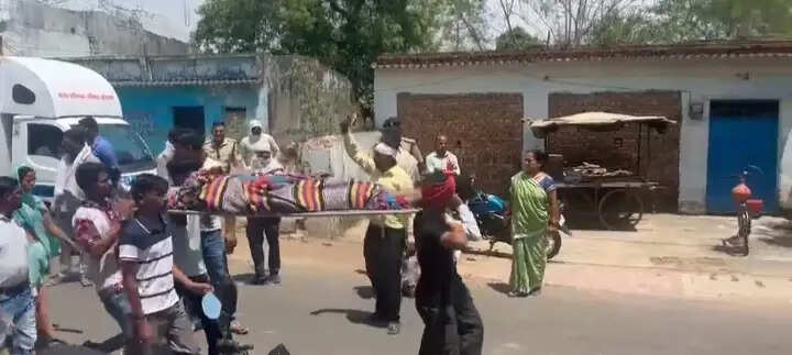 अनूपपुर: युवक ने फांसी लगाकर की आत्महत्या, ग्रामीणों ने सड़क में शव रखकर किया प्रदर्शन