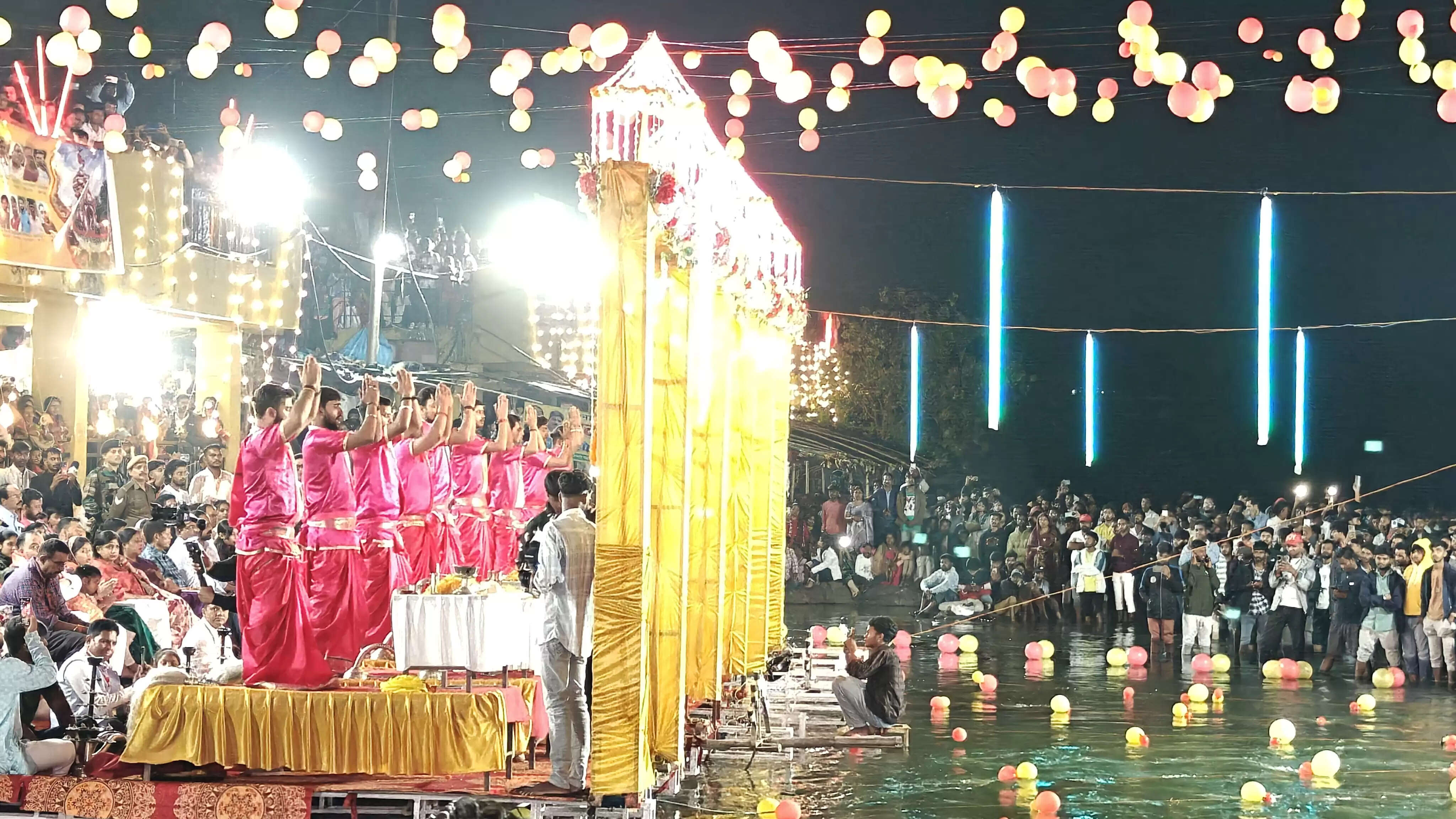 रजरप्पा में भैरवी नदी तट पर हुई गंगा आरती, हजारों श्रद्धालु हुए शामिल