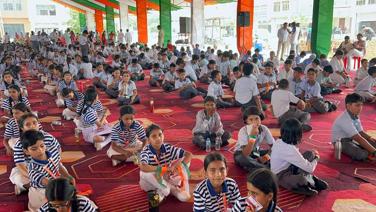 हांसी: स्वतंत्रता दिवस रिहर्सल में गर्मी-उमस से कई बच्चों की तबीयत बिगड़ी, एसडीएम ने लगाई फटकार