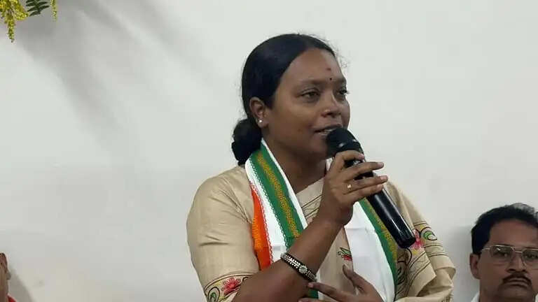 चुनाव प्रचार के लिए जाते समय मंत्री बीरबाहा हांसदा के काफिले की पायलट गाड़ी दुर्घटनाग्रस्त, दो पुलिसकर्मी घायल