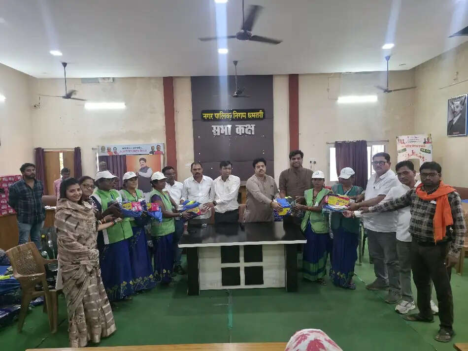 स्वच्छता दीदियों को मिली नई ड्रेस, महापौर ने सराहा योगदान