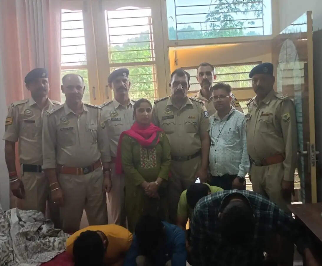 होम स्टे में पुलिस की दबिश, चार लोग चिट्टे सहित गिरफ्तार