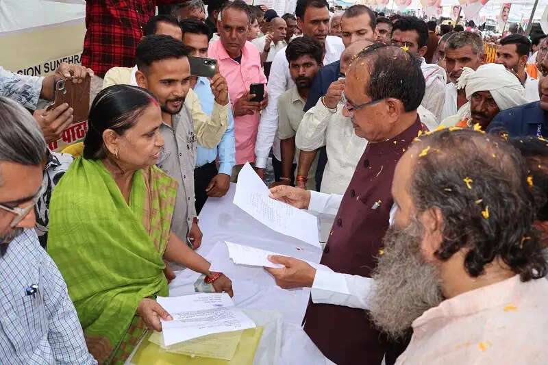 सरकार का लक्ष्य अंतिम पंक्ति में खड़े व्यक्ति योजनाओं का लाभ पहुंचानाः शिवराज सिंह