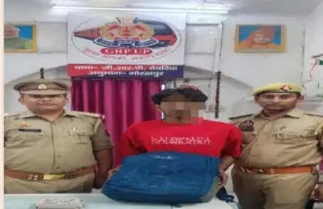 देवरिया रेलवे स्टेशन पर 11.6 लीटर अवैध शराब के साथ तस्कर गिरफ्तार