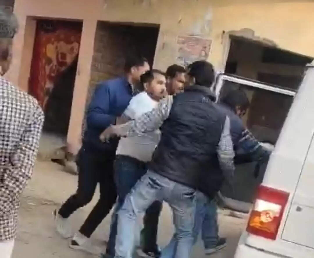 एंटी करप्शन टीम ने रिश्वत लेते जेई व संविदाकर्मी को पकड़ा