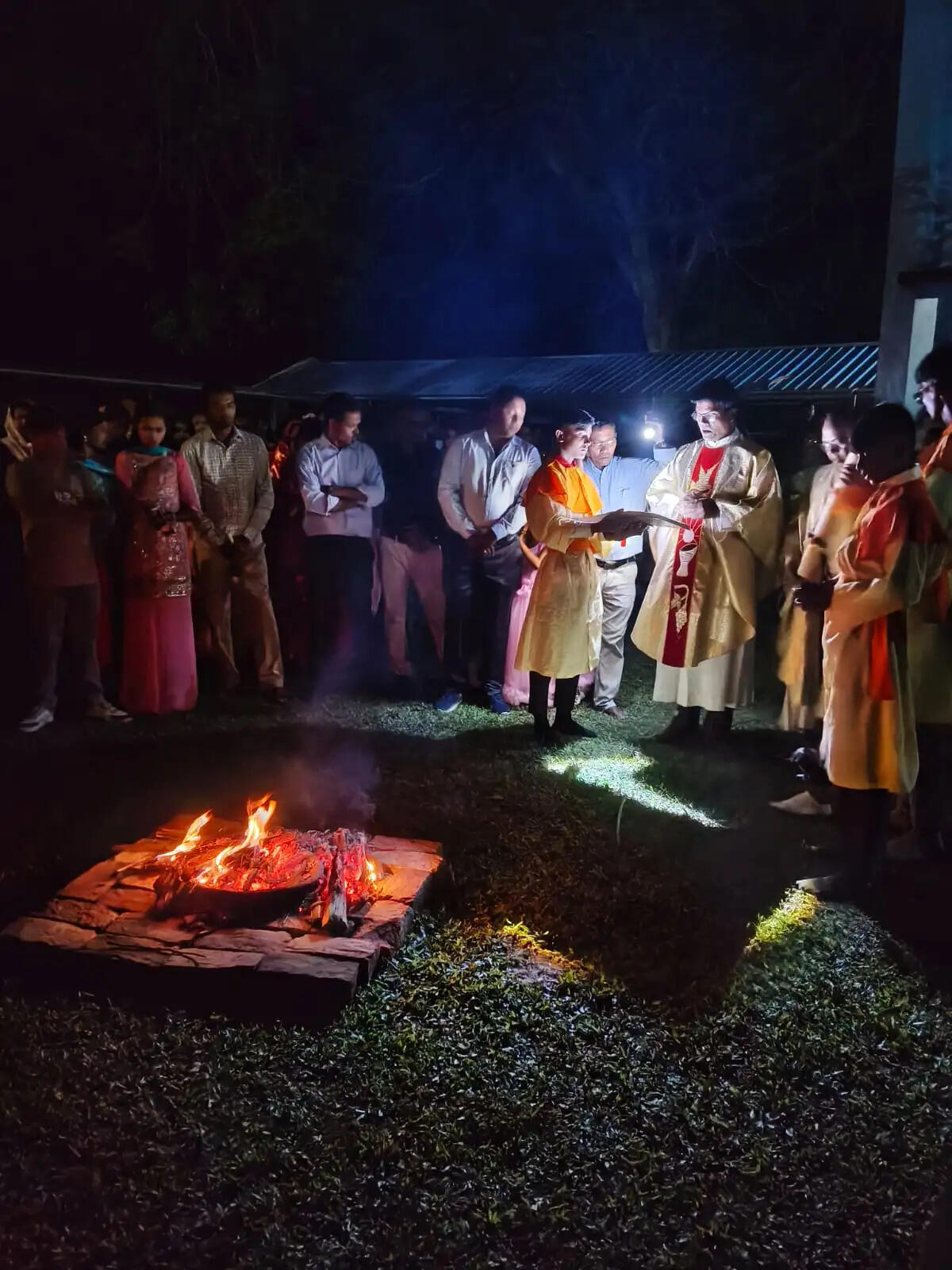 लतौना कैथोलिक चर्च में श्रद्धा और उल्लास के साथ मनाया गया ईस्टर पर्व
