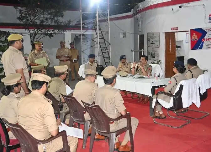 वाराणसी में पुलिस आयुक्त ने एक निरीक्षक, ग्यारह उपनिरीक्षकों को किया निलंबित