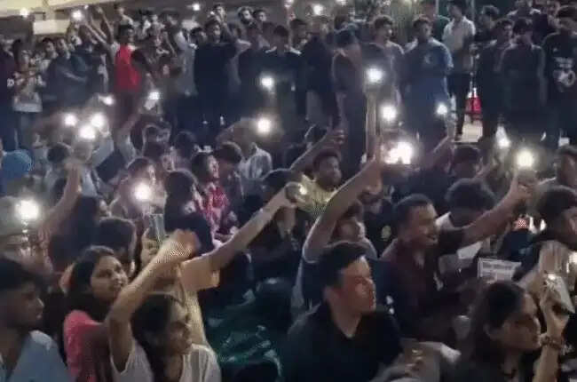 इंदौरः टंट्या भील चौराहे में विद्यार्थियों का प्रदर्शन जारी
