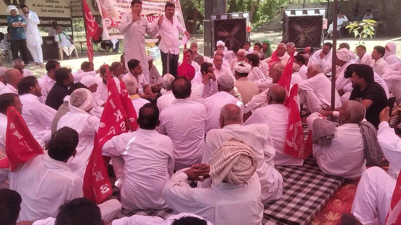 सिरसा: मांगों को लेकर किसानों ने लगाया धरना, सिंचाई मंत्री के आवास घेराव का ऐलान