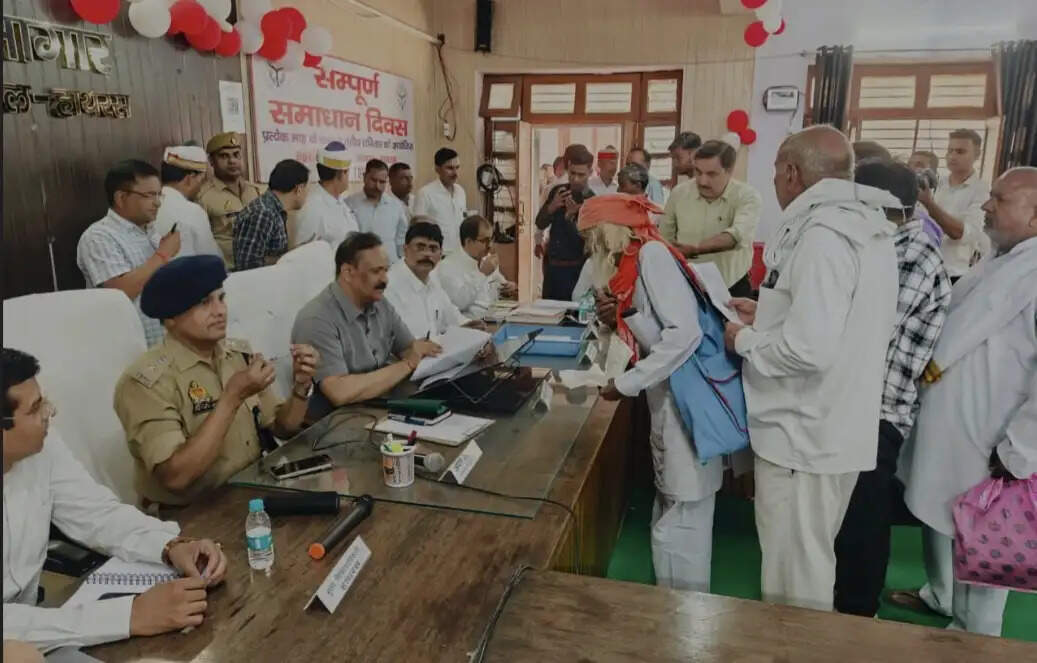हाथरस : मंडलायुक्त ने सदर तहसील में सुनीं फरियादियों की समस्याएं