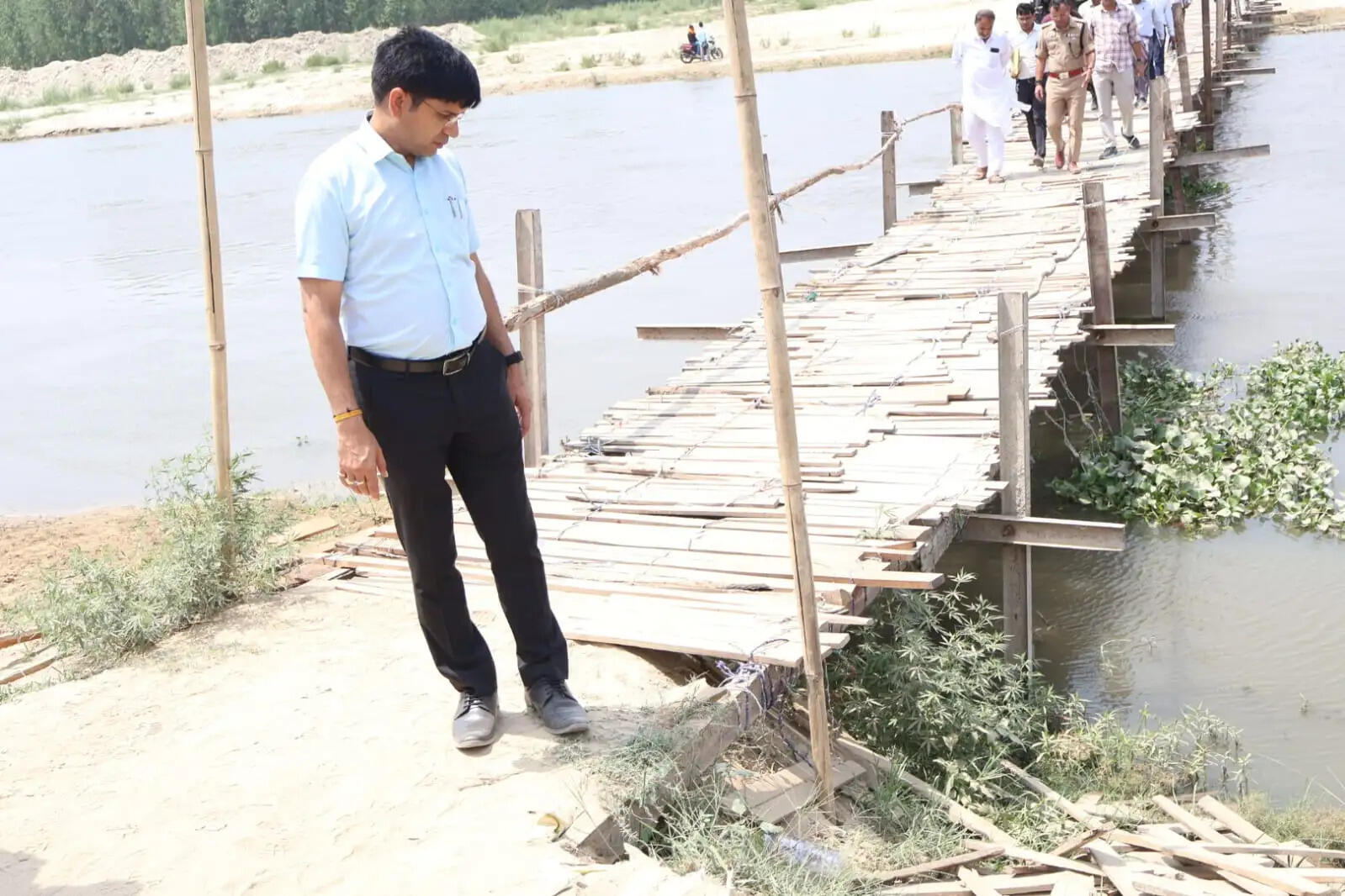 बाढ़ निरोधक कार्य समय से पूर्ण करें : जिलाधिकारी