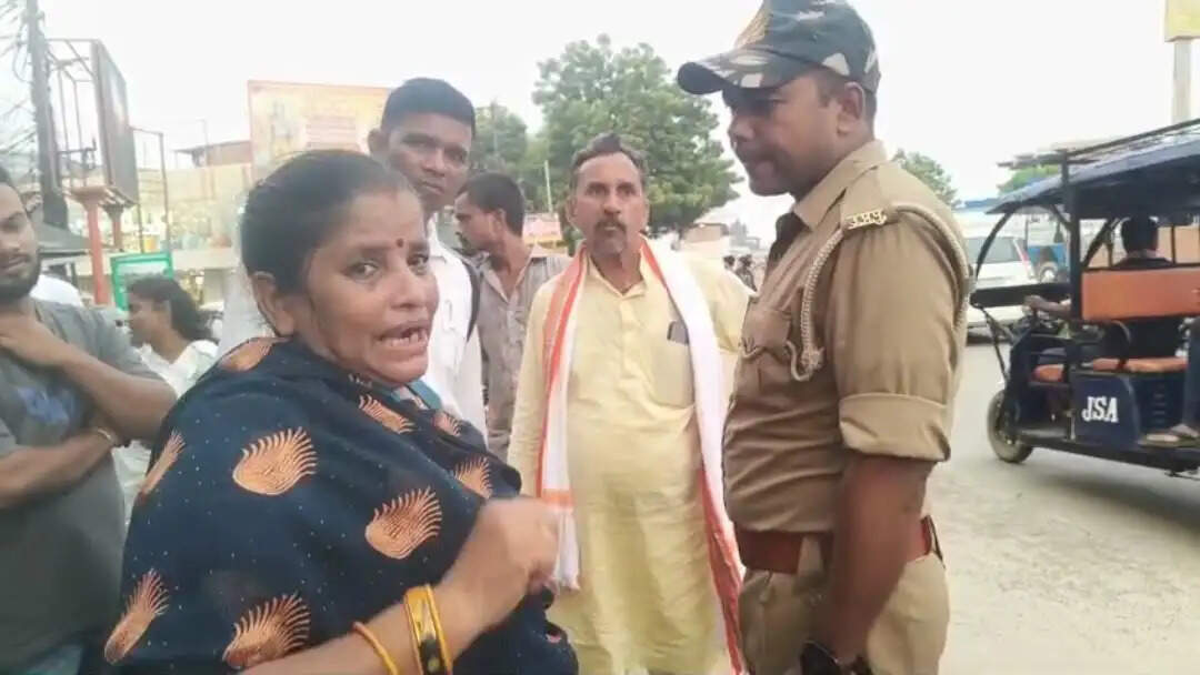 मदद का झांसा देकर बुजुर्ग महिला से दो लाख के जेवर ठगे