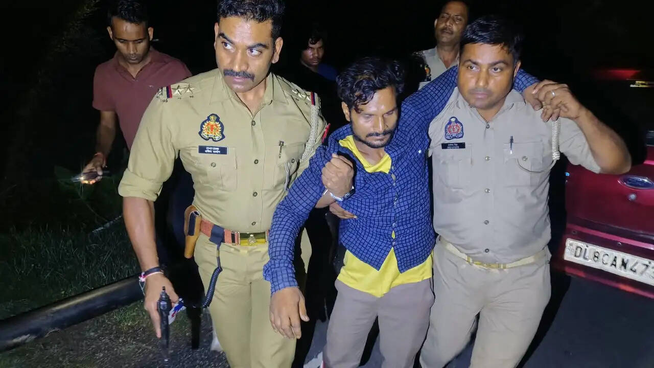 मुठभेड़ में पश्चिम बंगाल का अभियुक्त घायल, तीन गिरफ्तार
