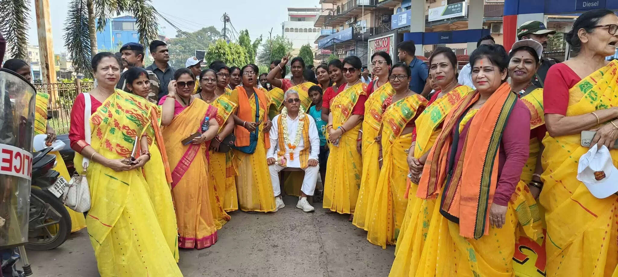 चुनाव 26 : खड़गपुर में दिलीप घोष का रोड शो, युवाओं से जीत दिलाने की अपील