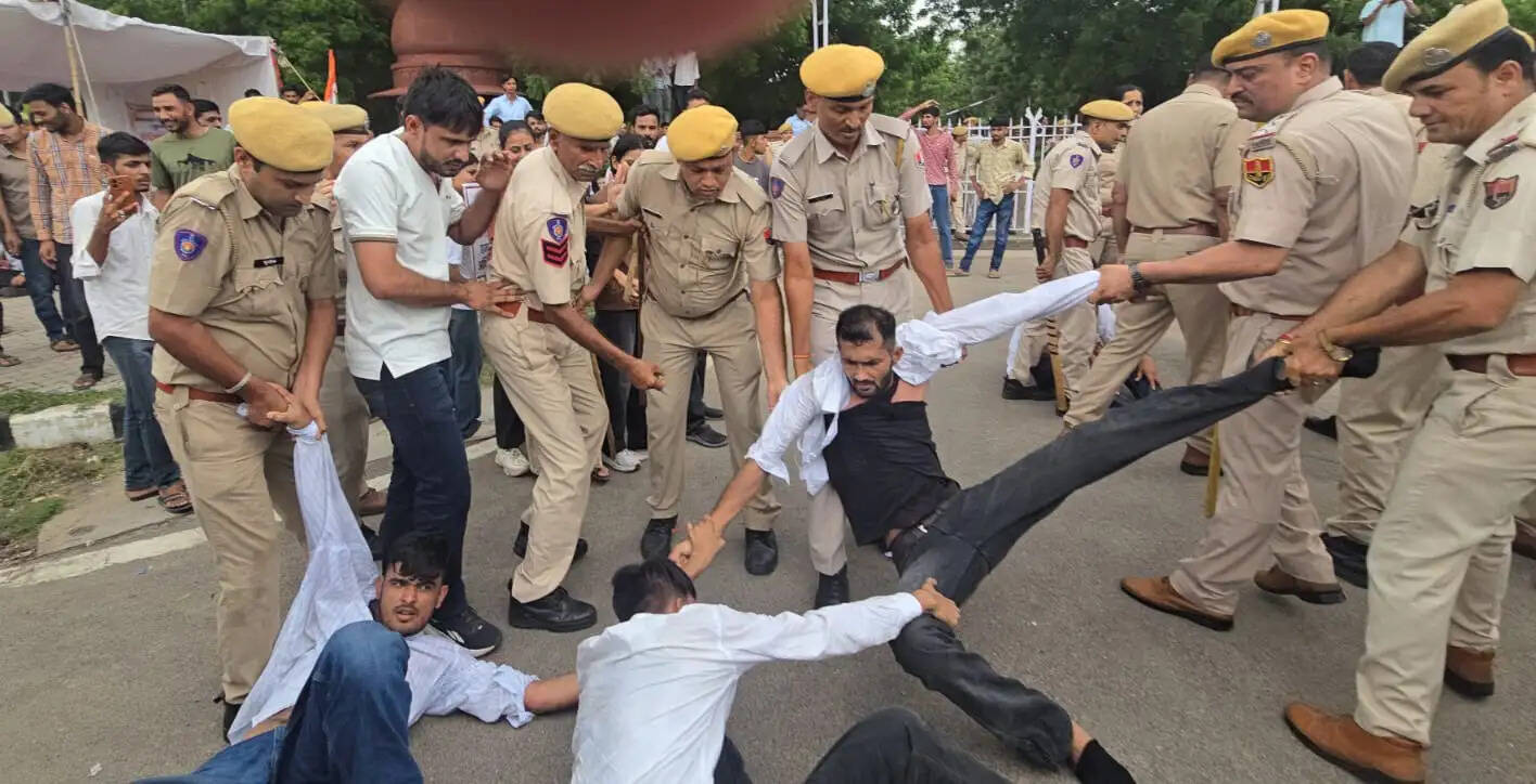 प्रदर्शन के दौरान छात्र नेताओं और पुलिस के बीच झड़प