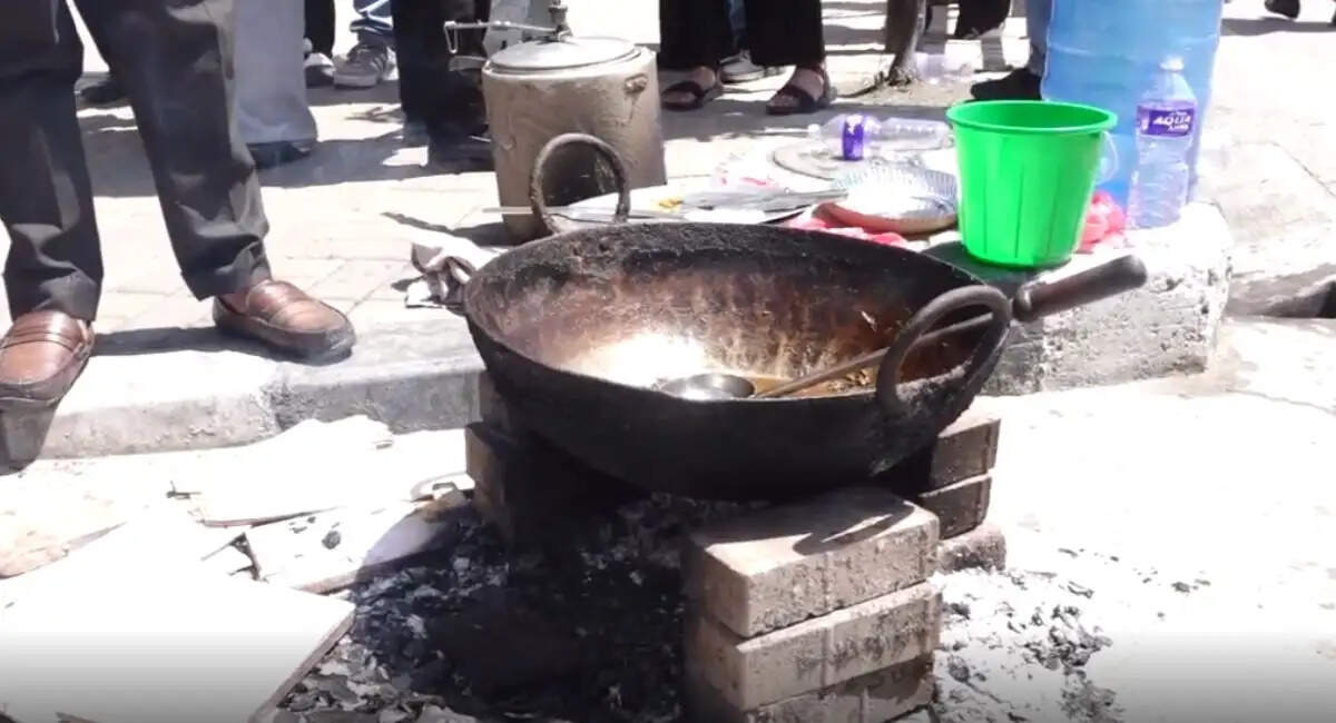 काठमांडू में गैस की किल्लत पर छात्रों का अनोखा प्रदर्शन, सड़क पर लकड़ी जलाकर पकाया खाना