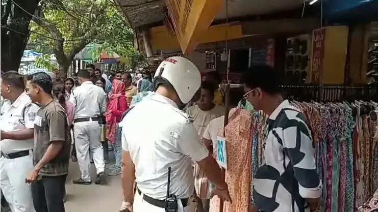फुटपाथ पर कब्जा और अवैध पार्किंग के खिलाफ ट्रैफिक पुलिस की कार्रवाई