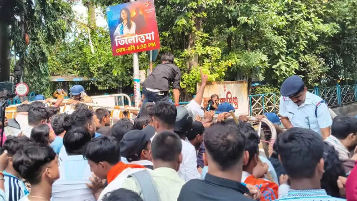 जादवपुर विश्वविद्यालय में एबीवीपी और एसएफआई के बीच तनाव बरकरार, प्रदर्शन के दौरान फिर हंगामा