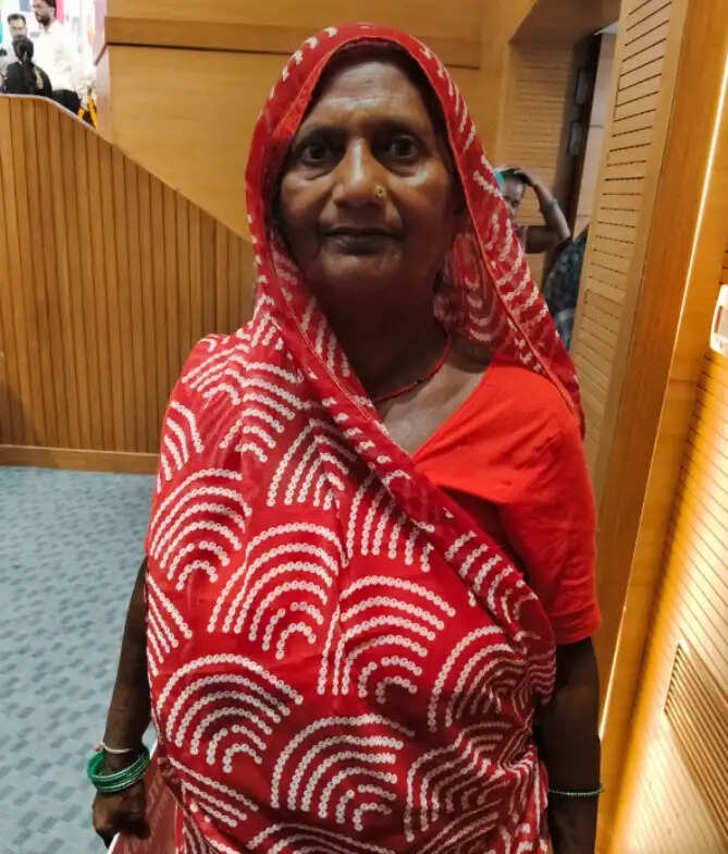 ‘अब जब चाहे अयोध्या-काशी जाएंगे’, निशुल्क सफर की सौगात पर भावुक हुईं बुजुर्ग