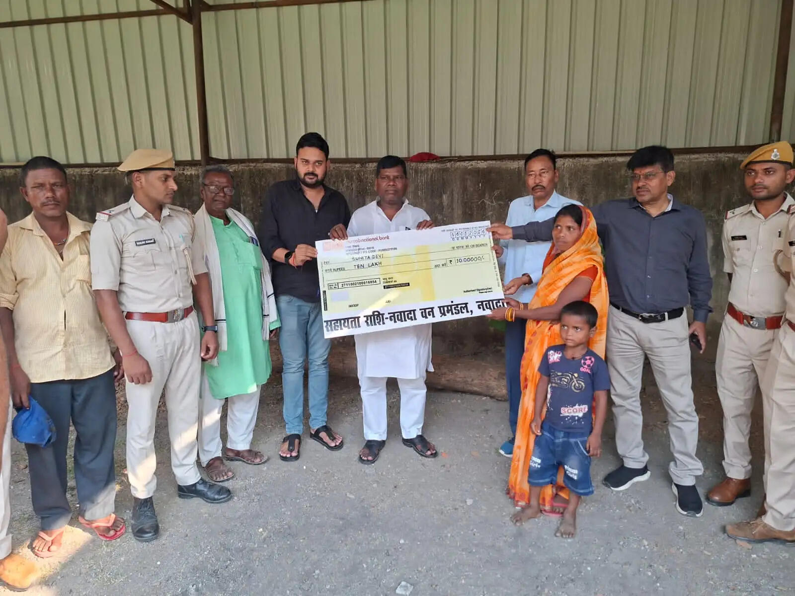 विधायक के पहल पर हाथी के हमले में हुई मौत के बाद पीड़ित परिवार को मिला 10 लाख रुपये का सहायता राशि।