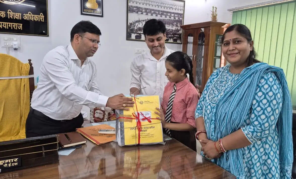 प्रयागराज: बीएसए ने दिव्यांग छात्रा को ब्रेल पाठ्य पुस्तकें भेंट की