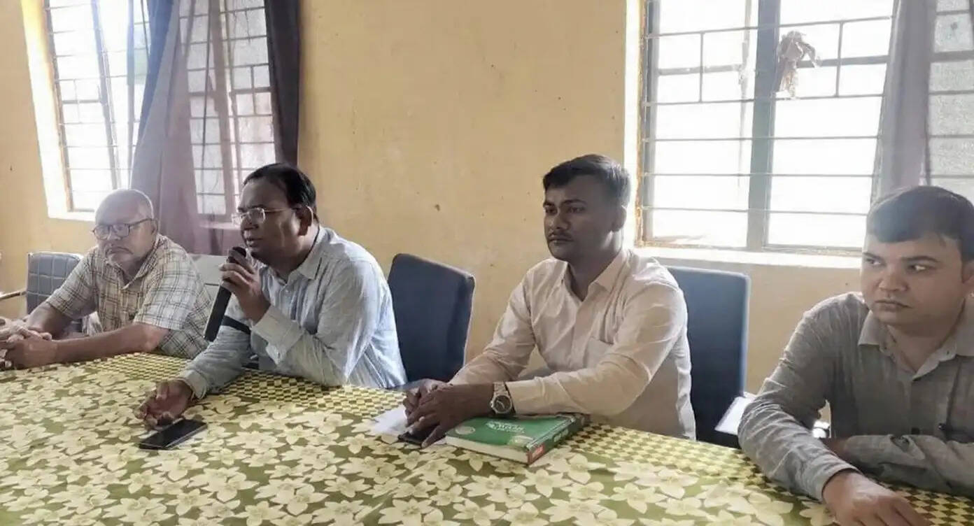 छातापुर में उर्वरक की कालाबाजारी पर प्रशासन सख्त, अधिक कीमत वसूली पर होगी कार्रवाई