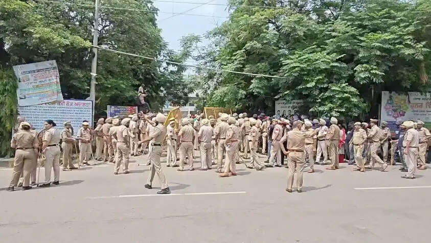 पंजाब में ‘महाहड़ताल’ से सरकारी अस्पतालों की ओपीडी से दफ्तरों तक पड़ा असर