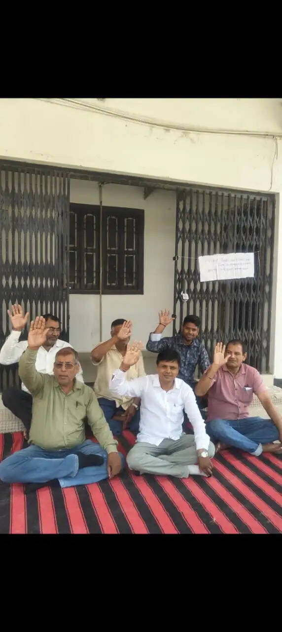 जयप्रकाश विश्वविद्यालय के कॉलेजों में कर्मचारियों की दो दिवसीय हड़ताल शुरू
