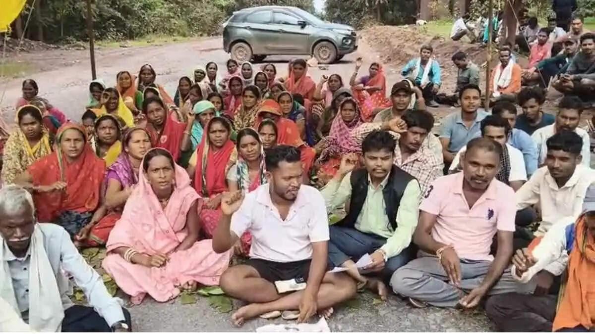 पेयजल आपूर्ति की मांग को लेकर ग्रामीणों ने किया चक्काजाम, खनिज परिवहन प्रभावित